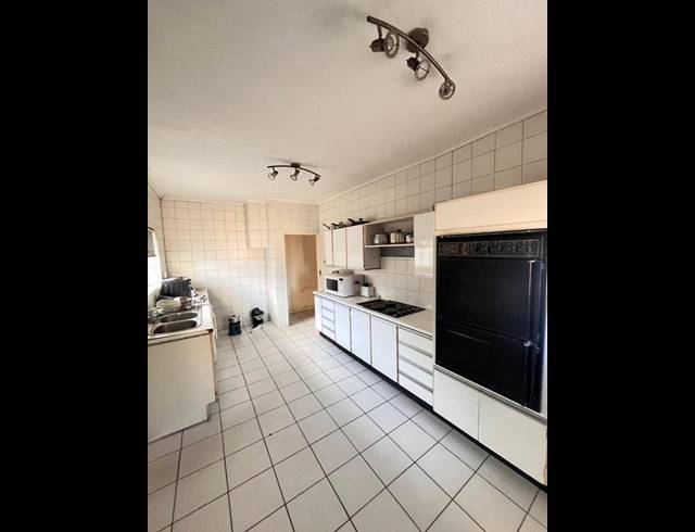 8 BEDROOM HOUSE FOR SALE IN WYCHWOOD